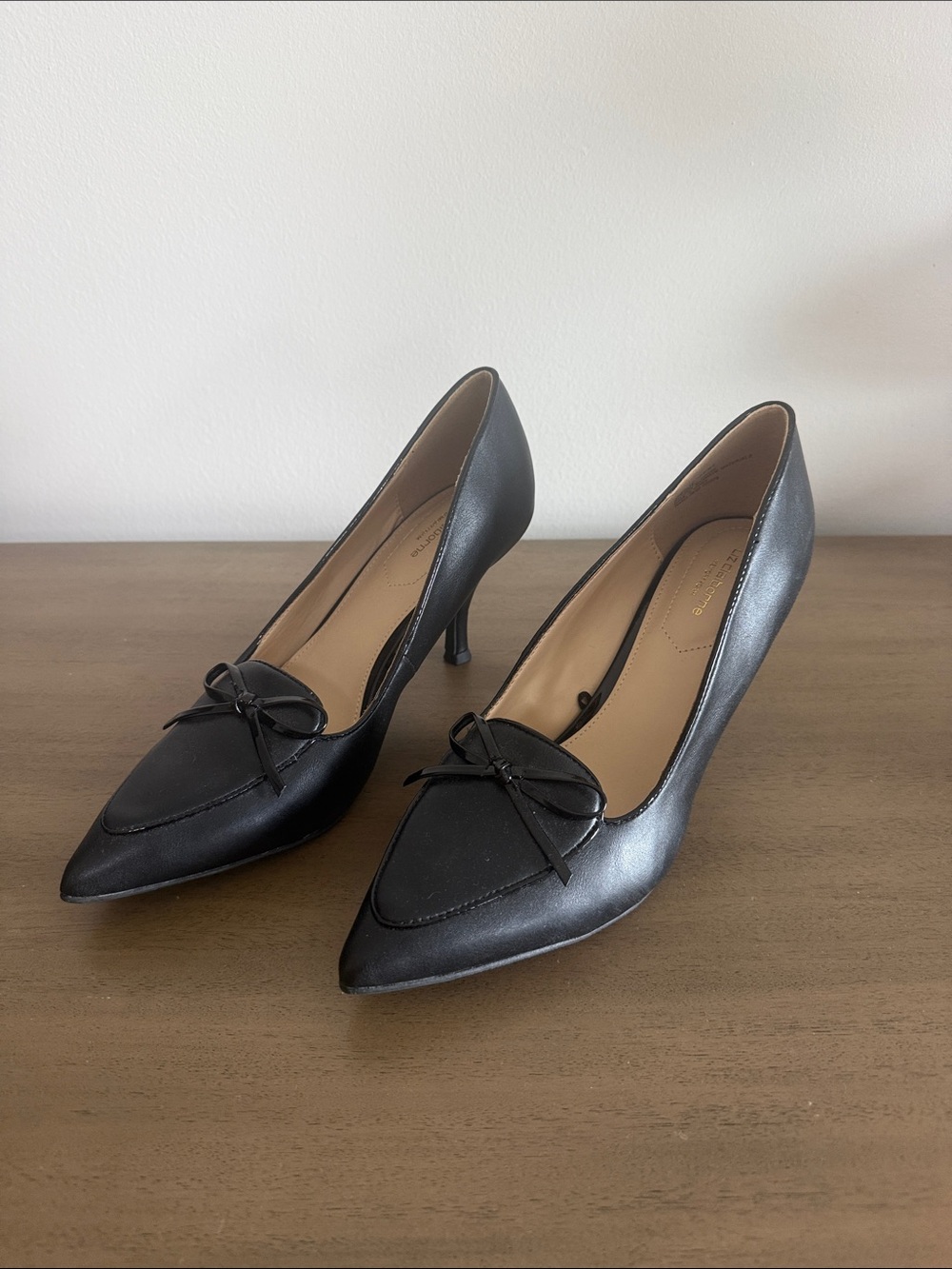 Liz Claiborne Black Pointed-Toe Bow Accent Pumps